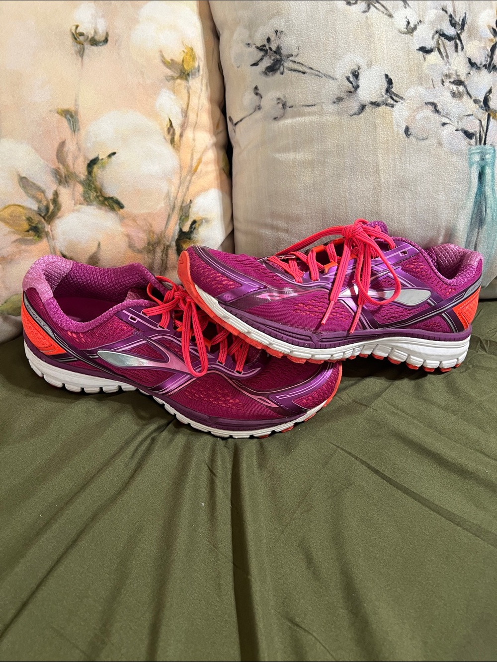 Brooks Women's Magenta and Hot Pink Running Shoes - Picture 4 of 5
